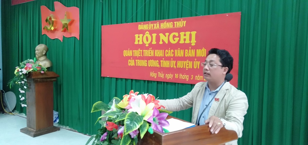 Đồng chí Nguyễn Văn Châu, HUV, Bí thư Đảng ủy, Chủ tịch HĐND xã triển khai các nội dung văn bản